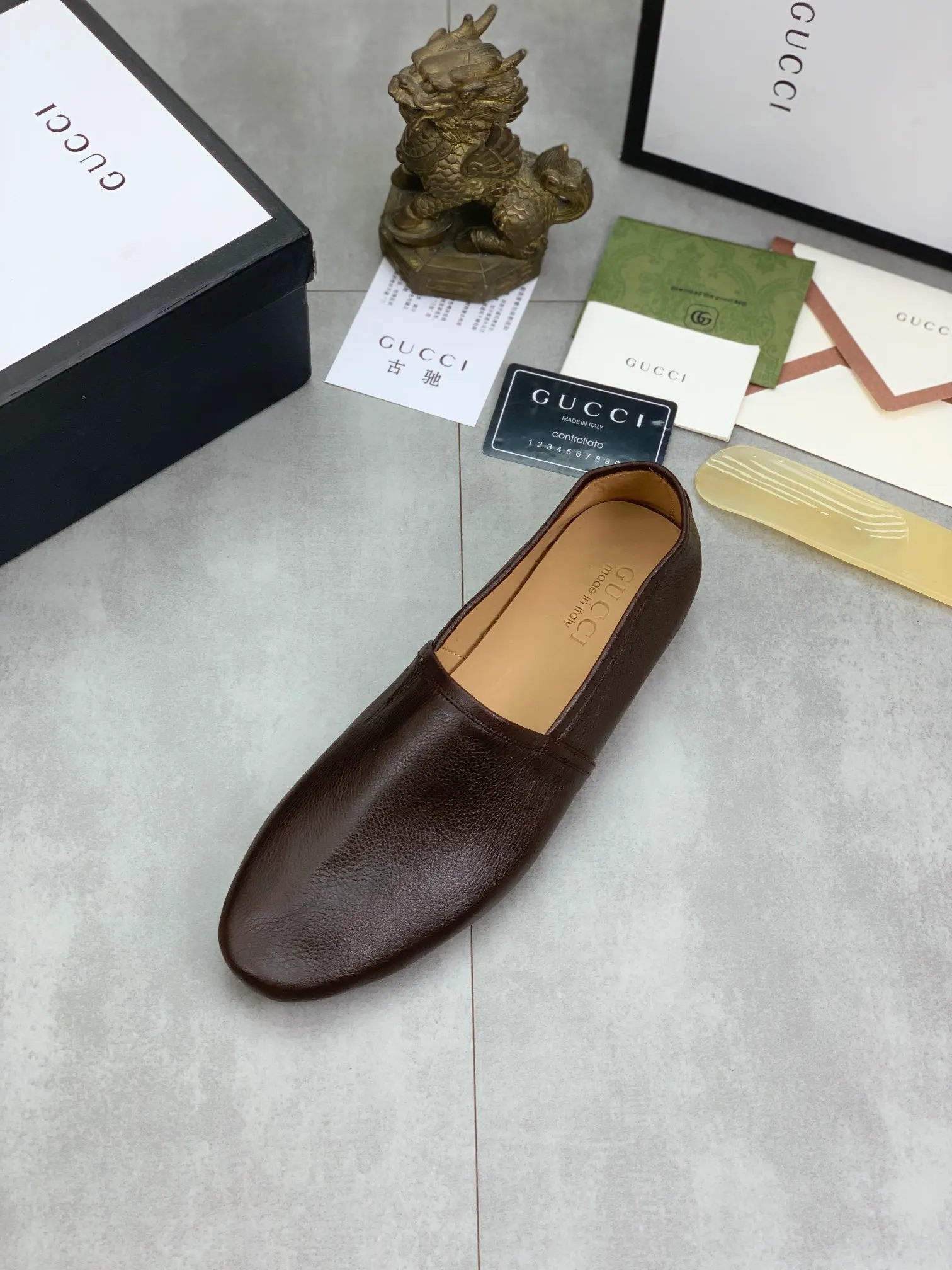 Men's Men's Shoes 💰P500💰【New Style】Water-dyed Niuli Gucci's most popular selection of lazy slip-on leather shoes (Gucci) official website latest Gucci lazy leather shoes, hot style 💥 simple and elegant style, exclusive for trendy men. Unique official website latest brand original double G embossing Elements 👑 Original Gucci decoration, fashionable and elegant, fabric original calfskin ✅ fully imported first-layer cowhide lining, official website designated wear-resistant, rubber business outsole, classic model taken at the counter in real life 🎬38-44 Black brown white optional